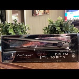 Ion Moisture One Stroke ceramic styling iron